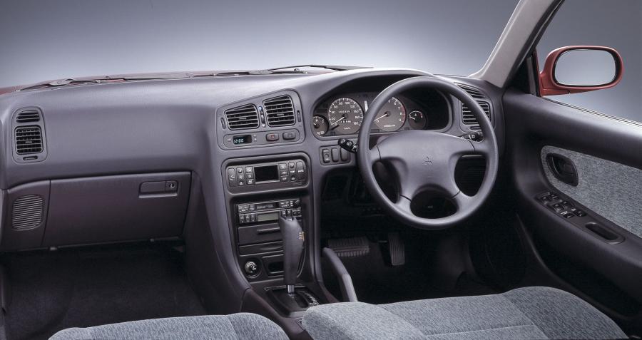 Торпедо Mitsubishi Galant Sedan 1992 года  (JP) (фото 3 из 6)